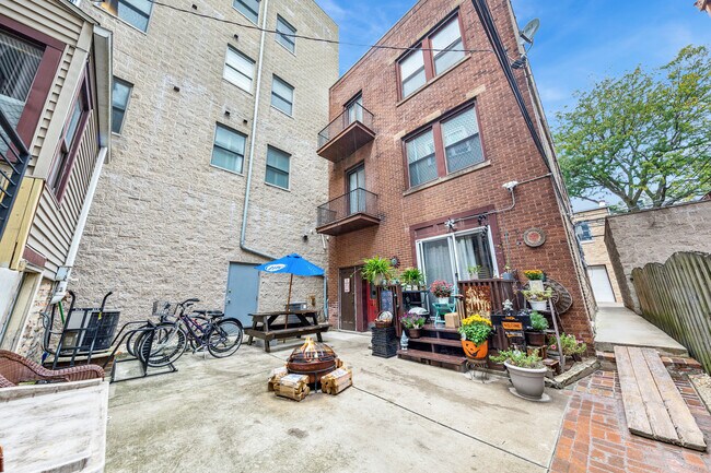 Foto del edificio - 1128 W Diversey Pkwy