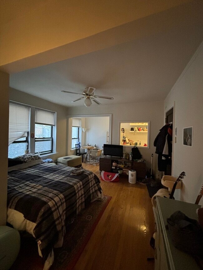 Building Photo - 3345 N Marshfield Ave Unit 306