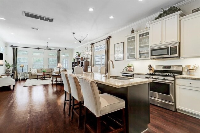 Foto del edificio - 5805 Larkin St