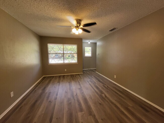 Foto del edificio - 2110 Redbud Ln