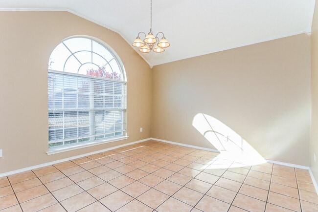 Building Photo - 528 Cambridge Dr