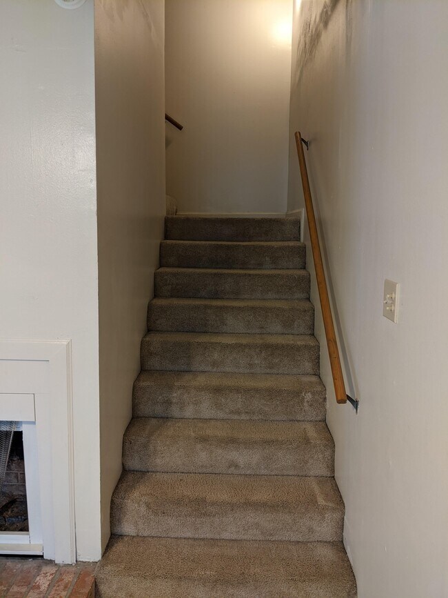 Escaleras que dan acceso a 2 dormitorios. - 16643 Missionary Ridge Ct