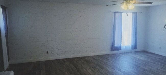 Building Photo - 3 Bed 2 Bath Home!