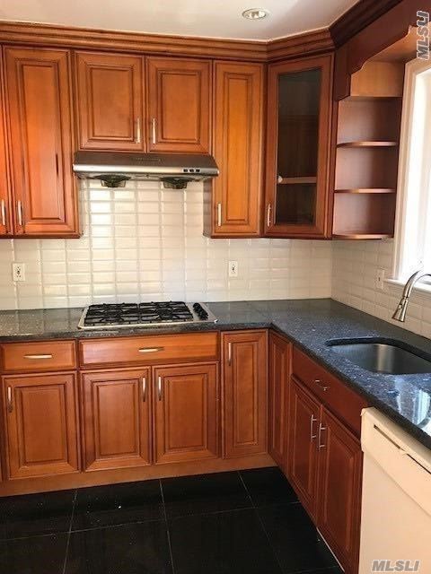 Foto del edificio - 246-08-246-60 60th Ave