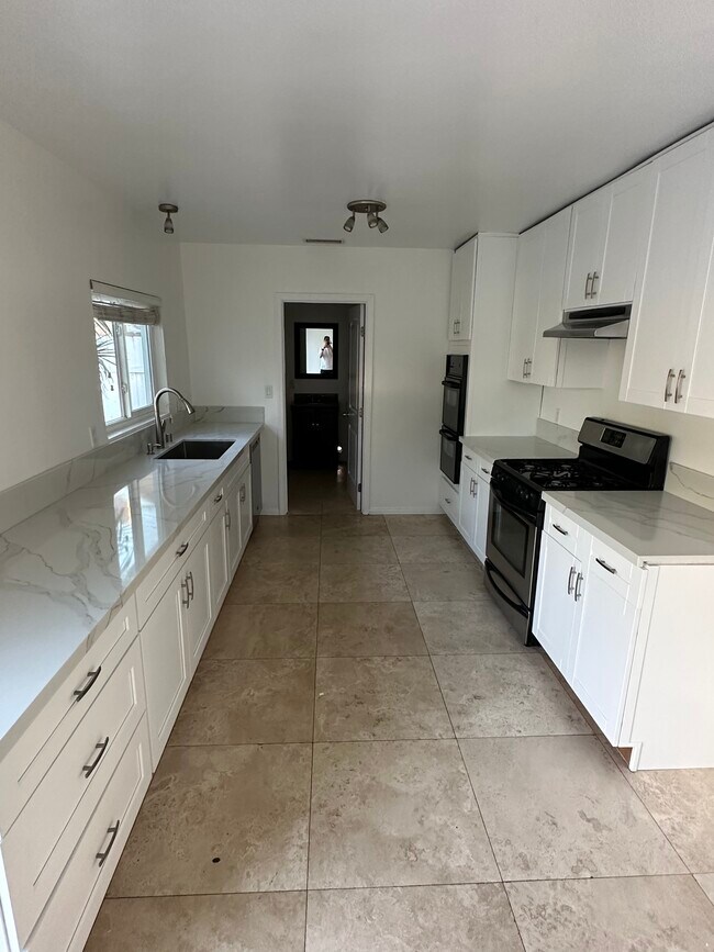 Foto del edificio - 6628 Farralone Ave