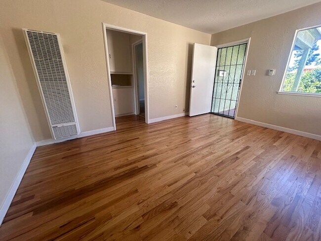 Building Photo - 1 Bed 1 Bath Available in Hayward!!!