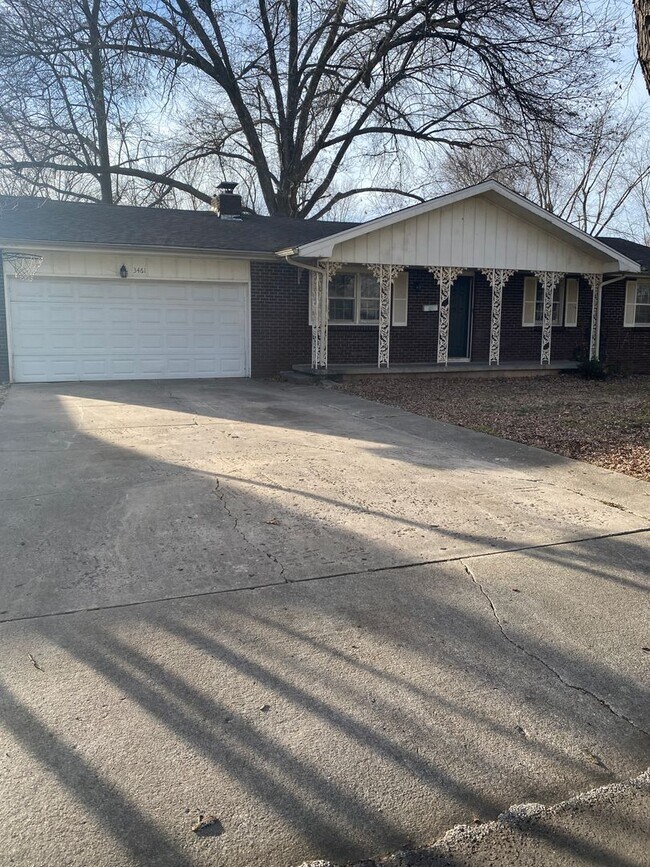 Foto del edificio - 3 bedroom/1.5 bathroom house/2 car garage