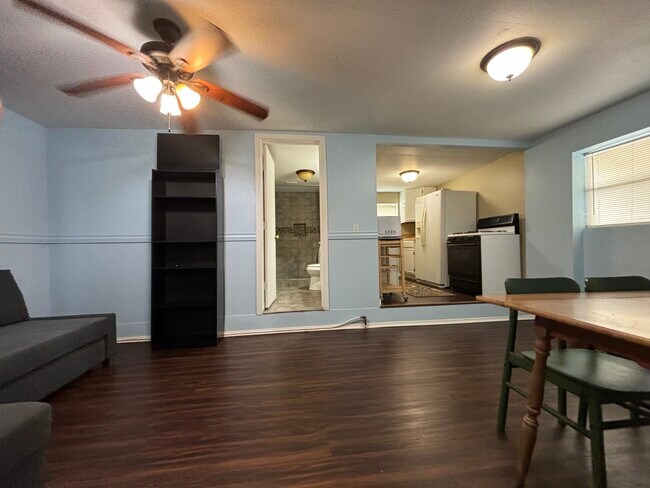 Foto del edificio - 163 Cromwell Dr