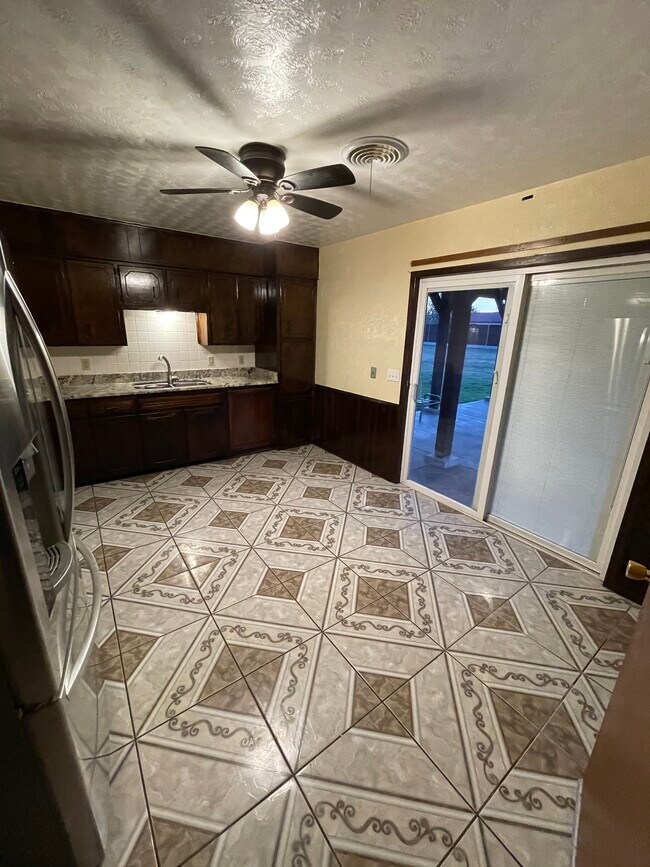 Kitchen - 1028 Inman Dr
