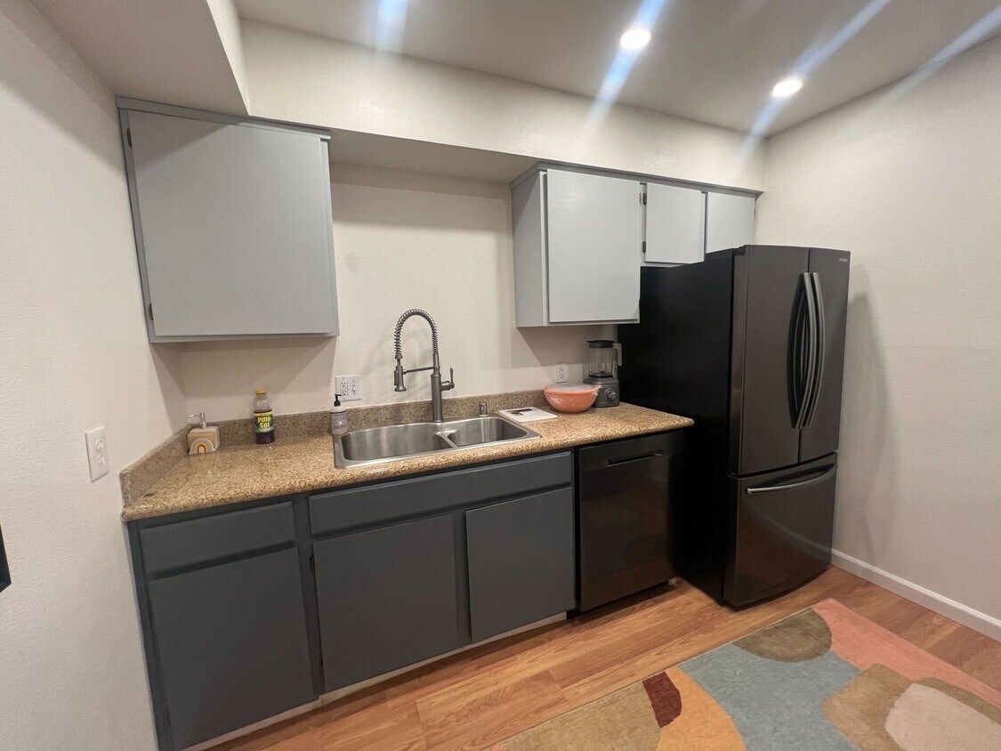 Foto principal - Charming Furnished 1-Bedroom Loft-Style Co...