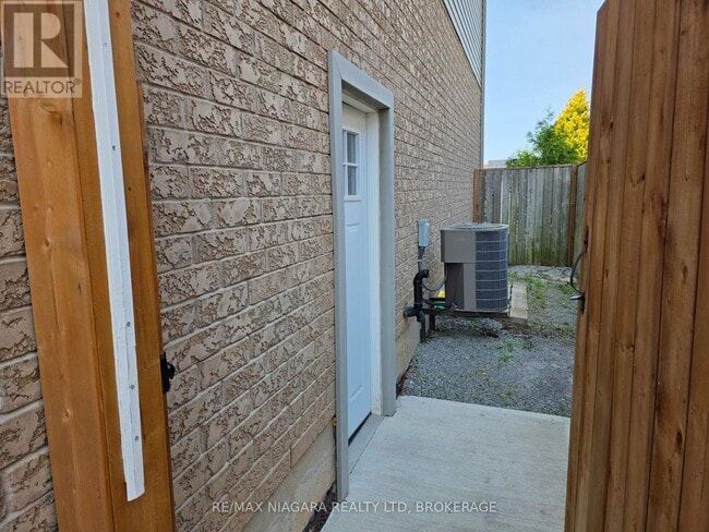 Building Photo - 8383 Heikoop Crescent