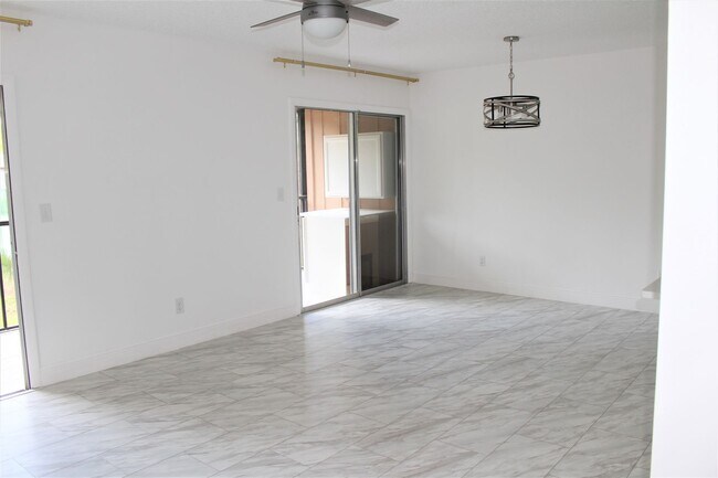 Building Photo - 2 Bedroom, 2 Bath in Deltona!