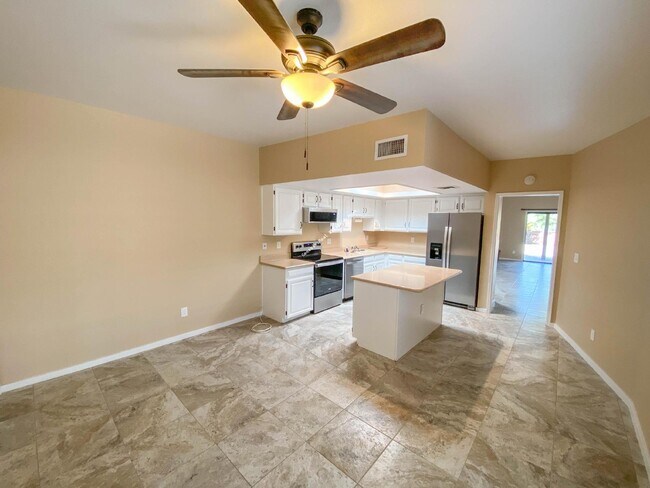 Foto del edificio - "Charming 2-Bed, 2-Bath Townhouse with Cozy Fireplace in Tucson's Scenic Sunrise Territory neighb...
