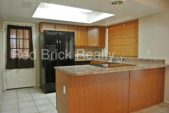 Building Photo - 2111 W Maple Dr