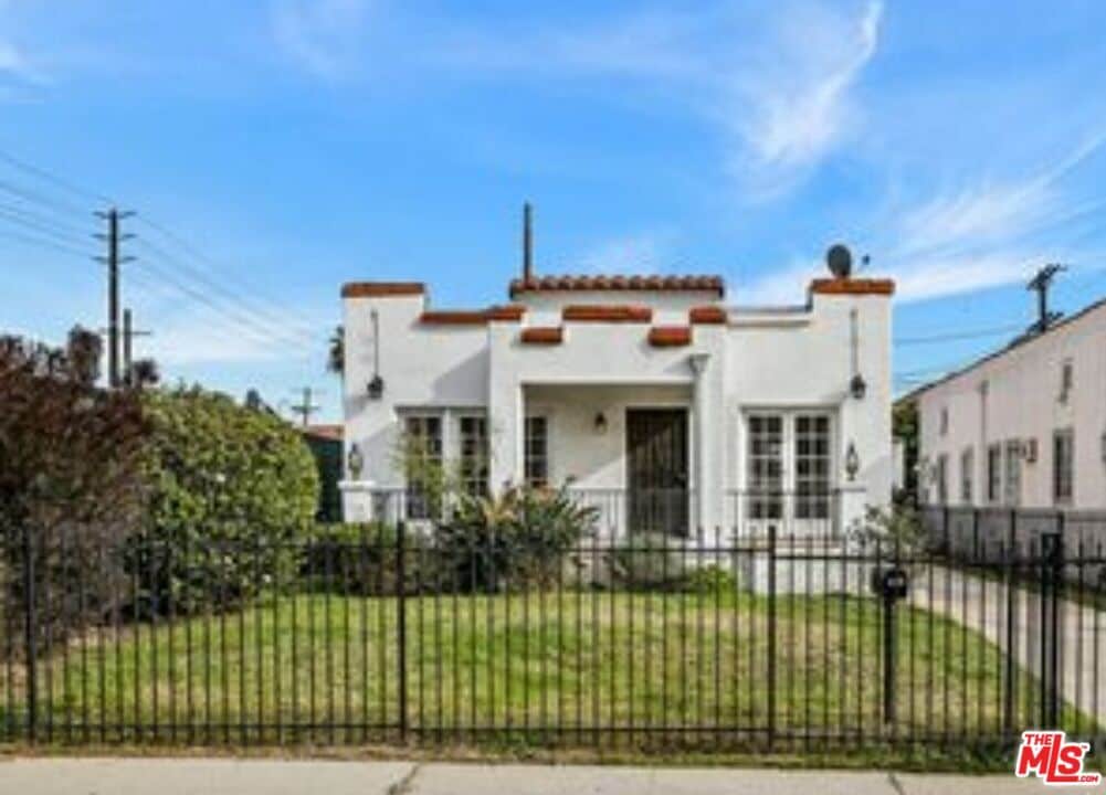 Primary Photo - 1034 N Kenmore Ave