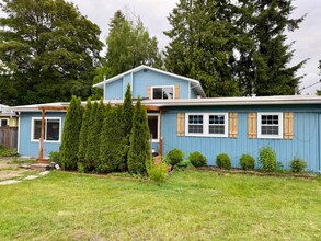 Building Photo - 900 Ferndale Cir NE