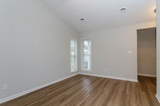 Building Photo - 735 Varsity Dr
