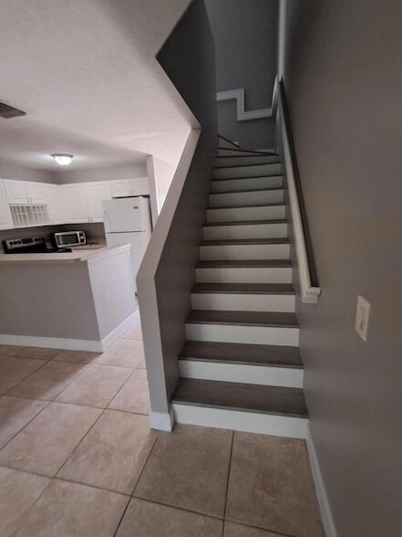 Foto del edificio - 2702 Lakeview Dr W