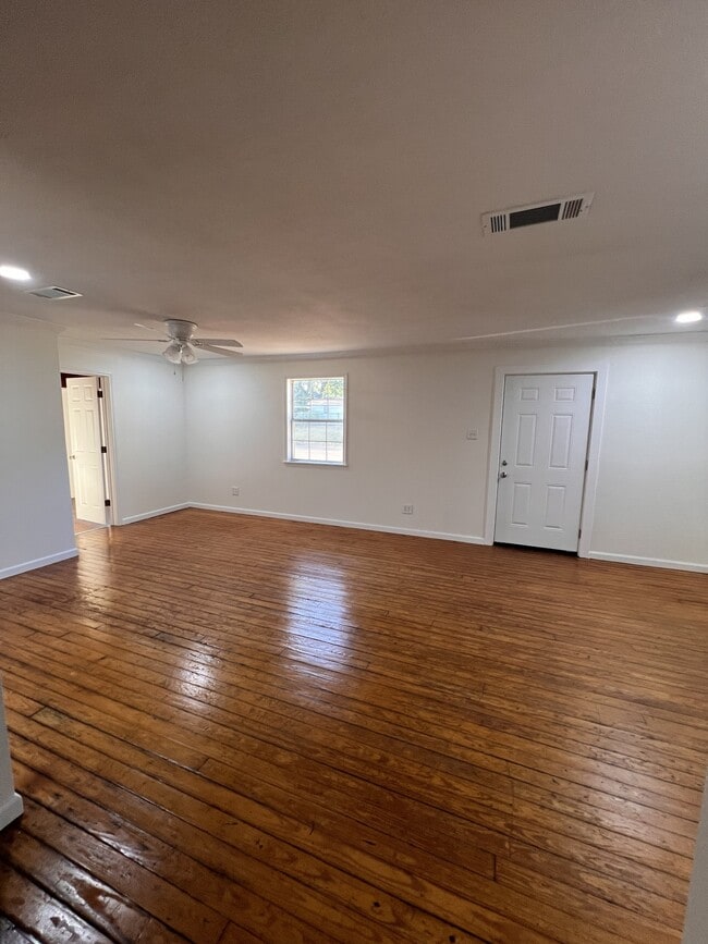 Building Photo - 211 W Plum St