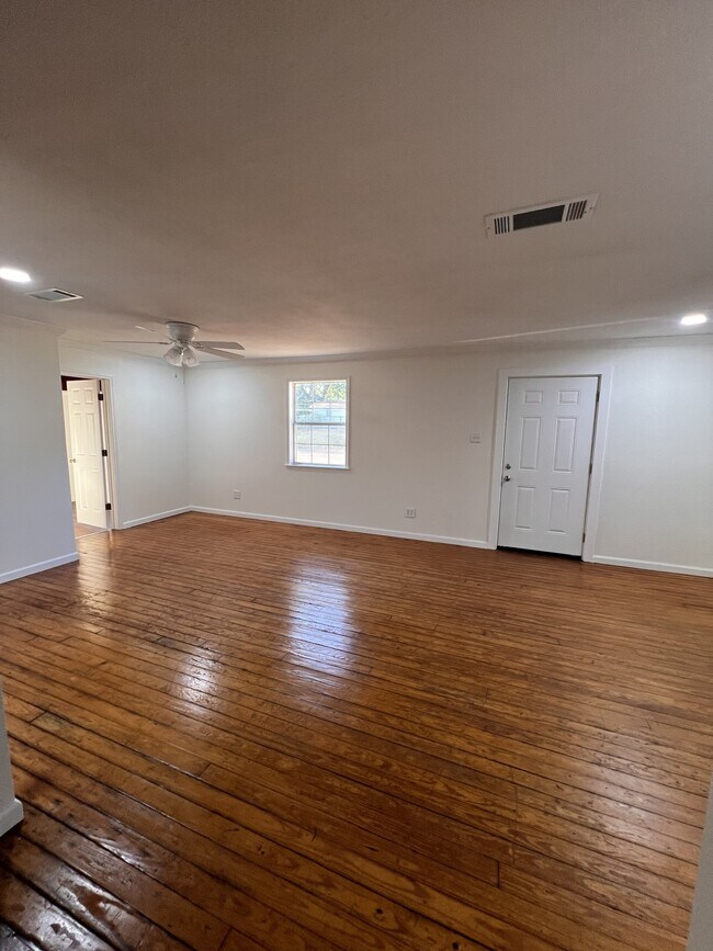 Foto del edificio - 211 W Plum St