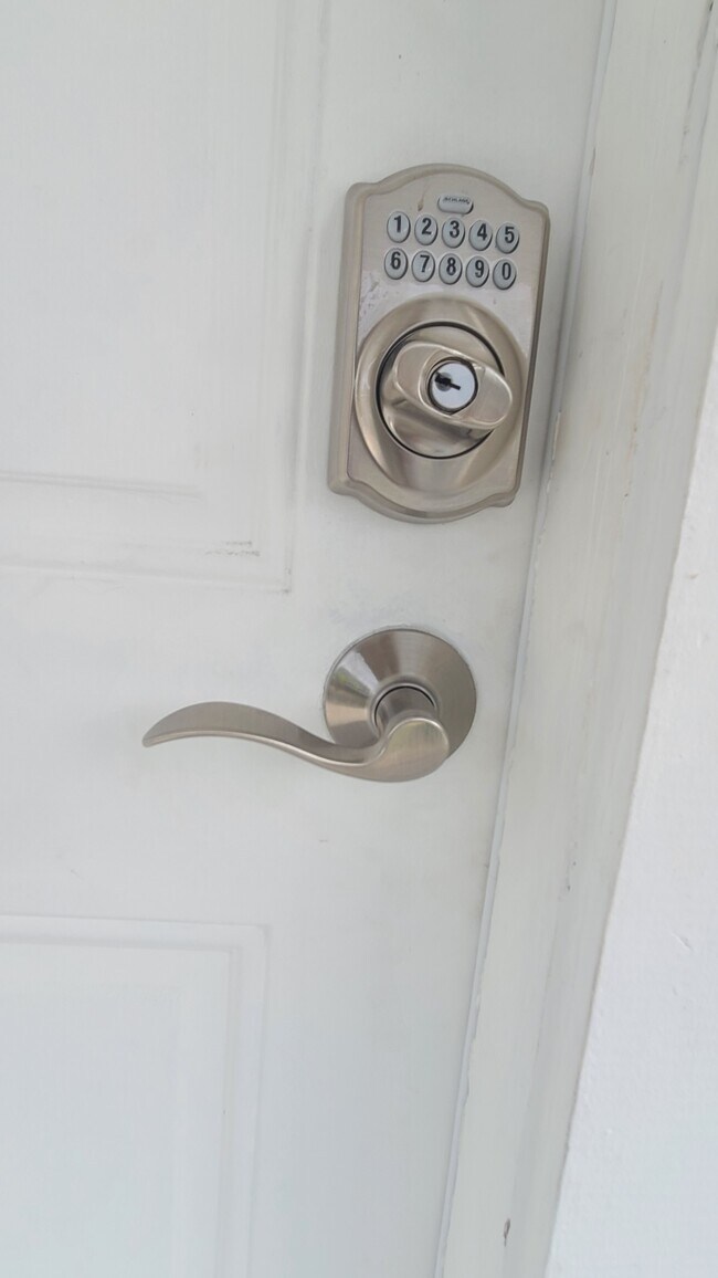 Amueblado $2,200 - 2519 W Walnut St