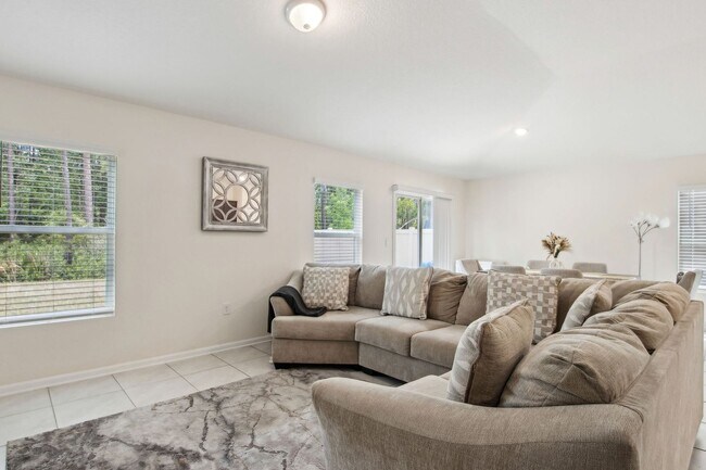 Building Photo - 4 Bedroom Close to shopping and schools