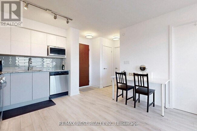 Photo du bâtiment - 120-1120 Varna Dr