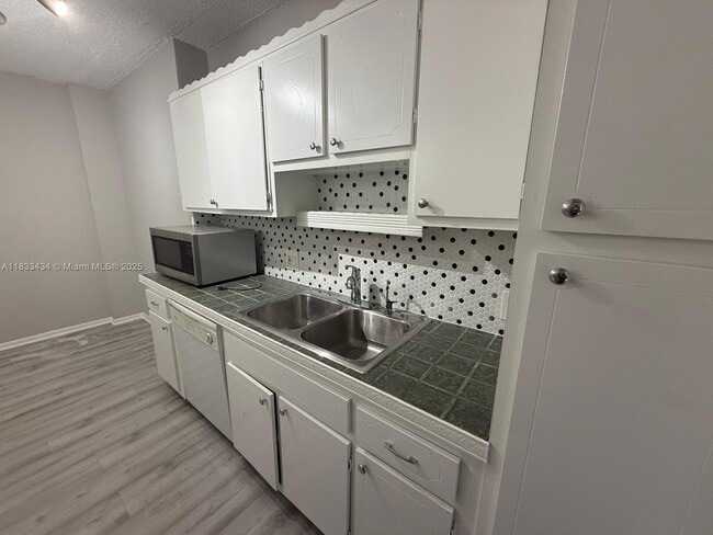 Building Photo - 4200 Hillcrest Dr