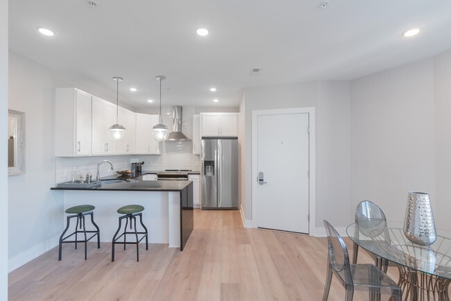 Building Photo - The Avenue Apartments