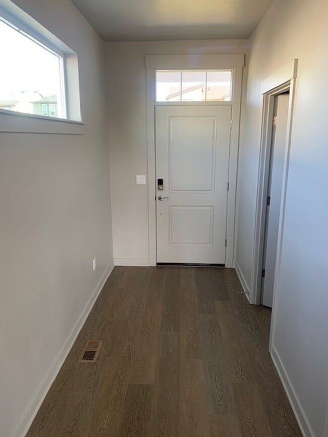Building Photo - 3 Bed/2.5 Bath Pahlisch Home in NE Bend - ...