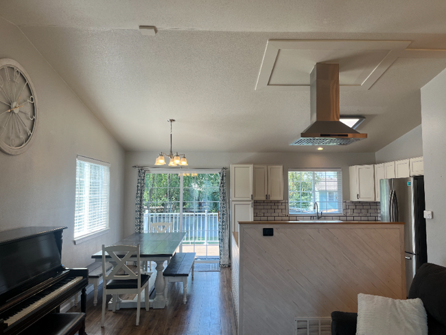 Foto del edificio - 1045 N Shannon Ln