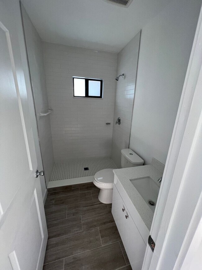 Foto del edificio - 544 NW 35 ST