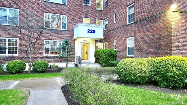 Foto del edificio - 220 Pelham Rd