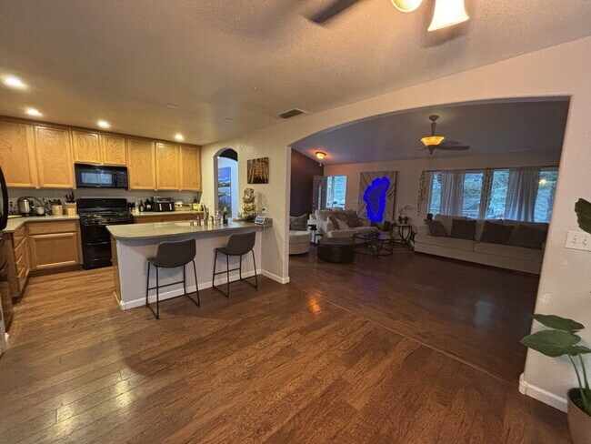 Foto del edificio - Rare 4-bedroom 3-bath home with studio apartment conveniently located off Starkes Grade Road! Opt...