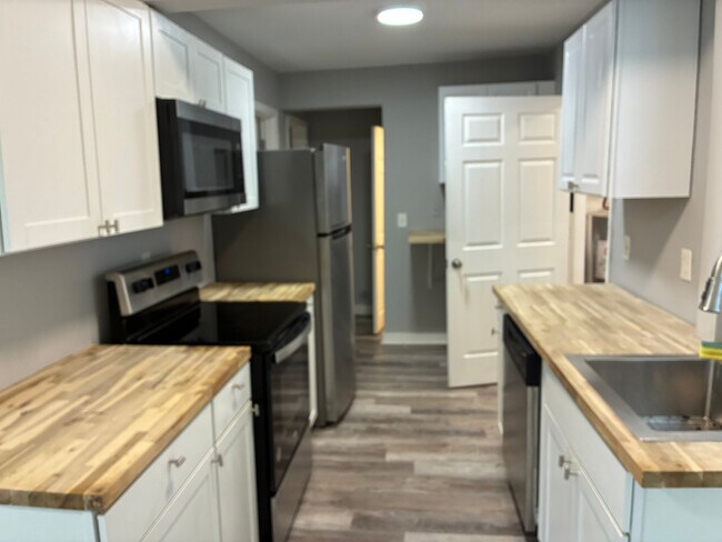 Foto del edificio - Room in Duplex on W Strickland St