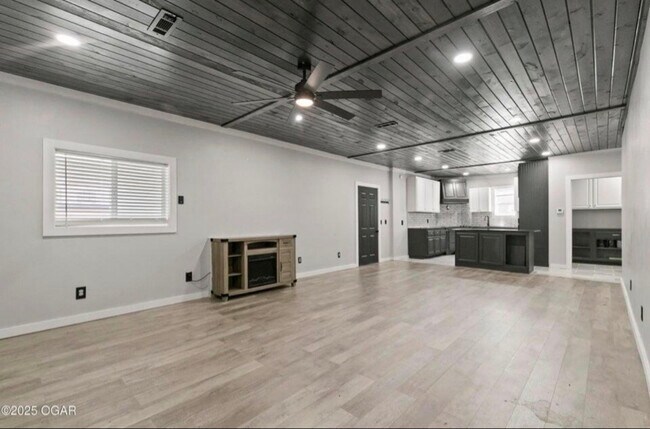 Building Photo - 6496 Racine St