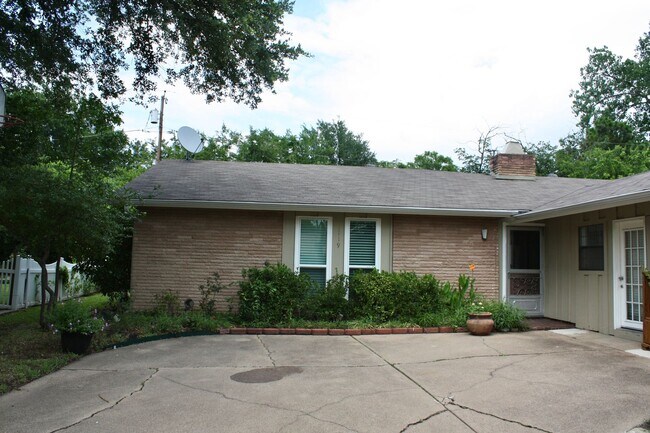 Foto del edificio - Midcentury Charmer with BONUS Sunroom and ...