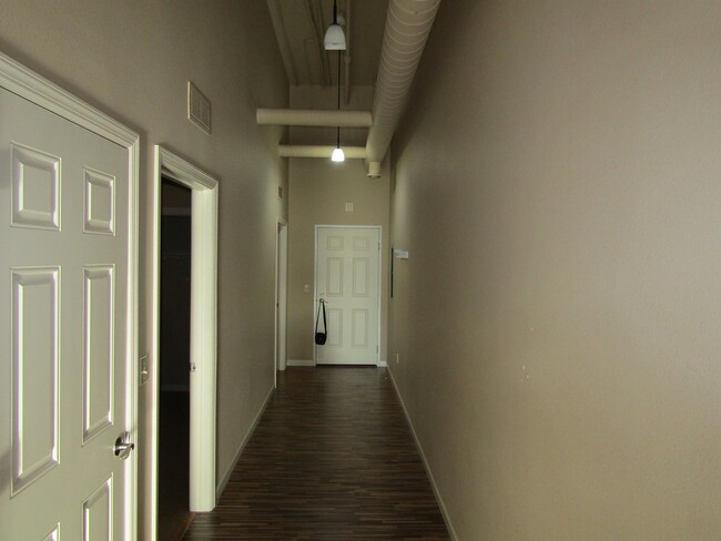 Building Photo - 356 Main St