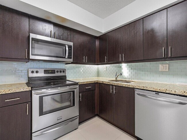 Foto del edificio - 3300 NE 191st St