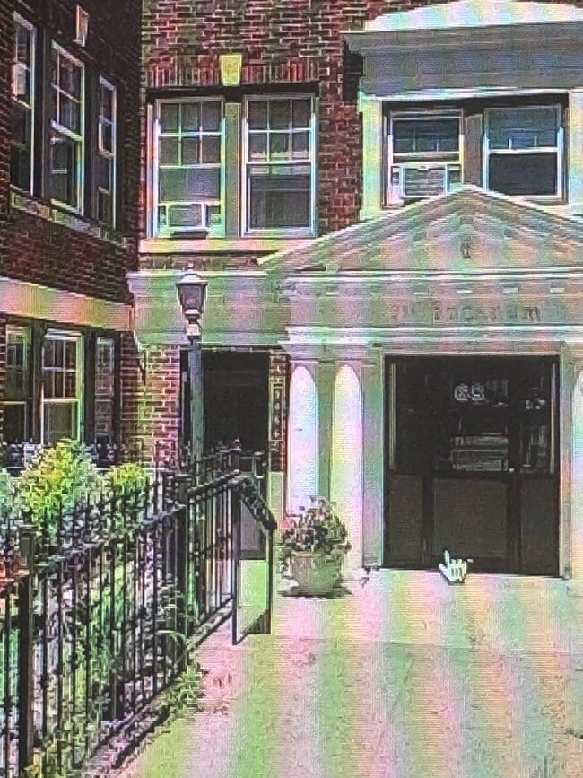 Building Photo - 68 Linden St