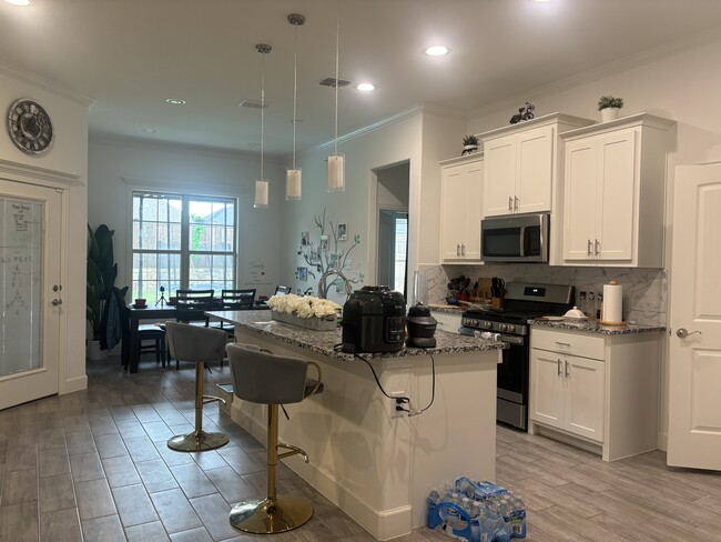 Building Photo - 245 Hidden Waters Dr