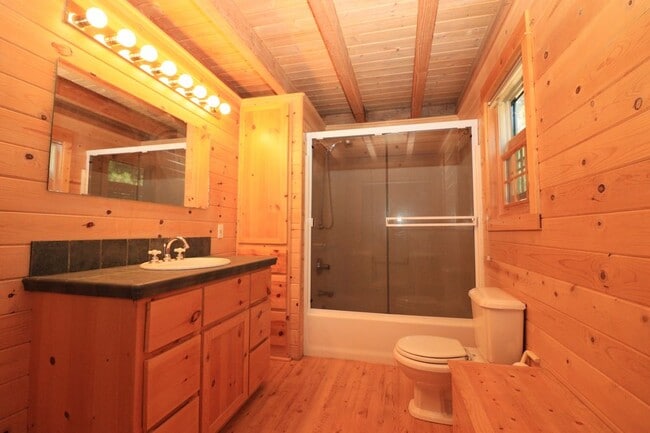 Building Photo - Beautiful Cabin in the DRW