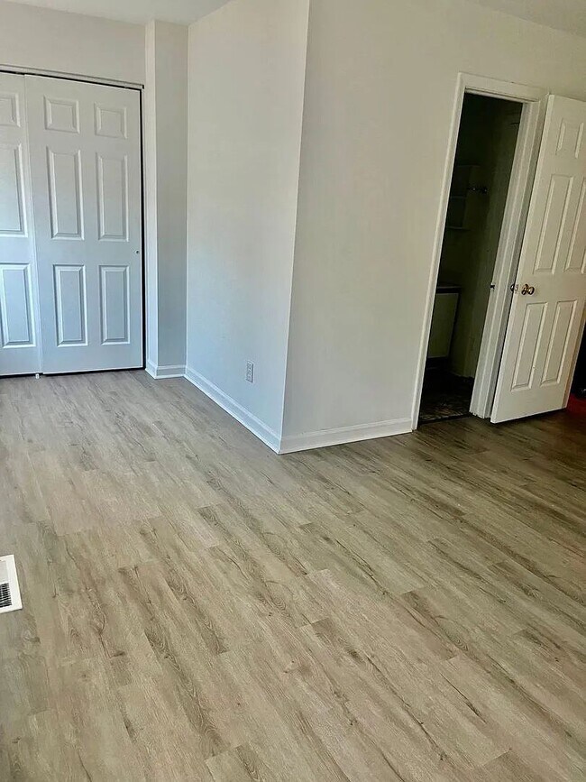 Building Photo - 3 Bedroom 1.5 Bath Townhouse