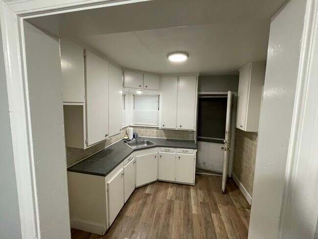 Foto del edificio - 1238 Tyler Ave