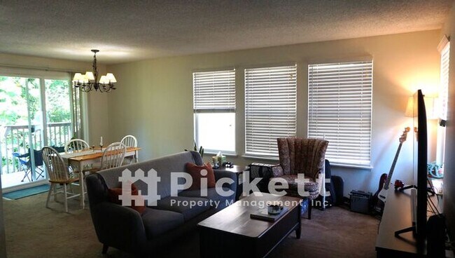Foto del edificio - Well Kept 2-Bedroom Upstairs Duplex in Eas...