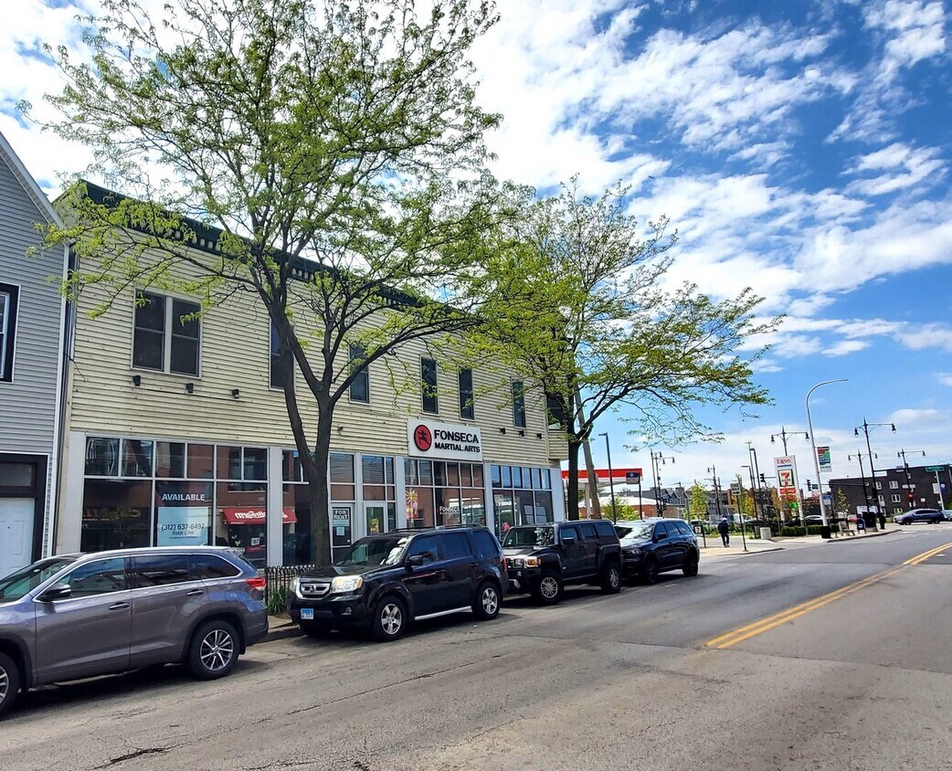 Primary Photo - 2329 W Belmont Ave