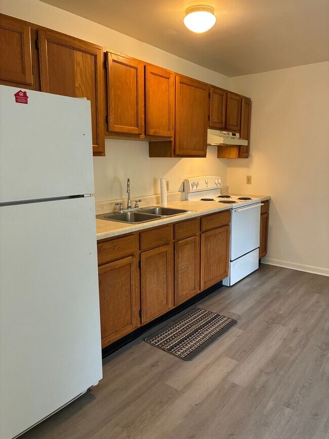 Building Photo - Bright & Spacious 2BR Top-Floor Apartment ...