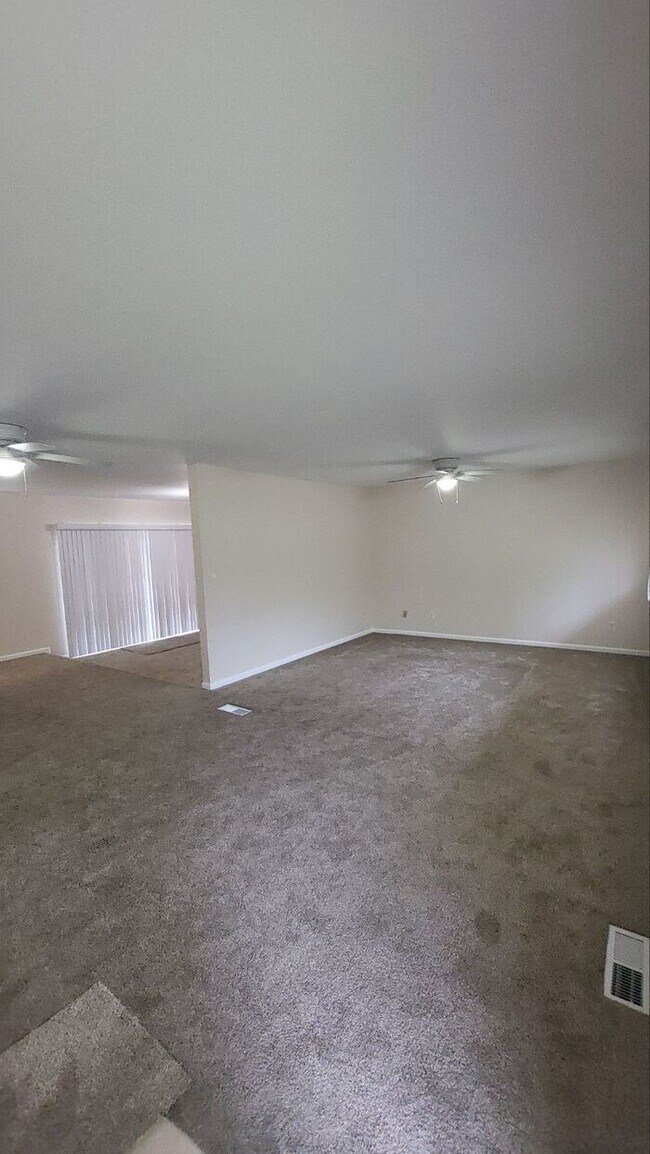 Building Photo - Hidden Gem! 3 Bed Ranch with finished base...