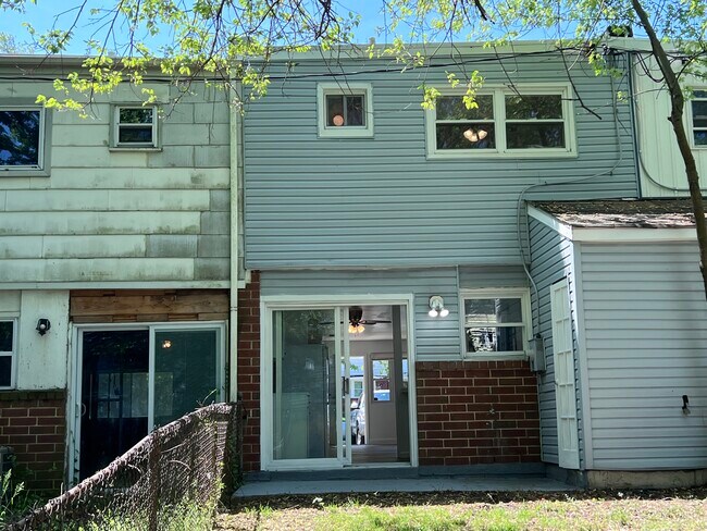 Building Photo - 11 Thorn Ln