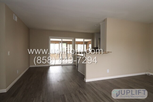 Building Photo - 4Bed 2 Bath Single story house with Sunpor...